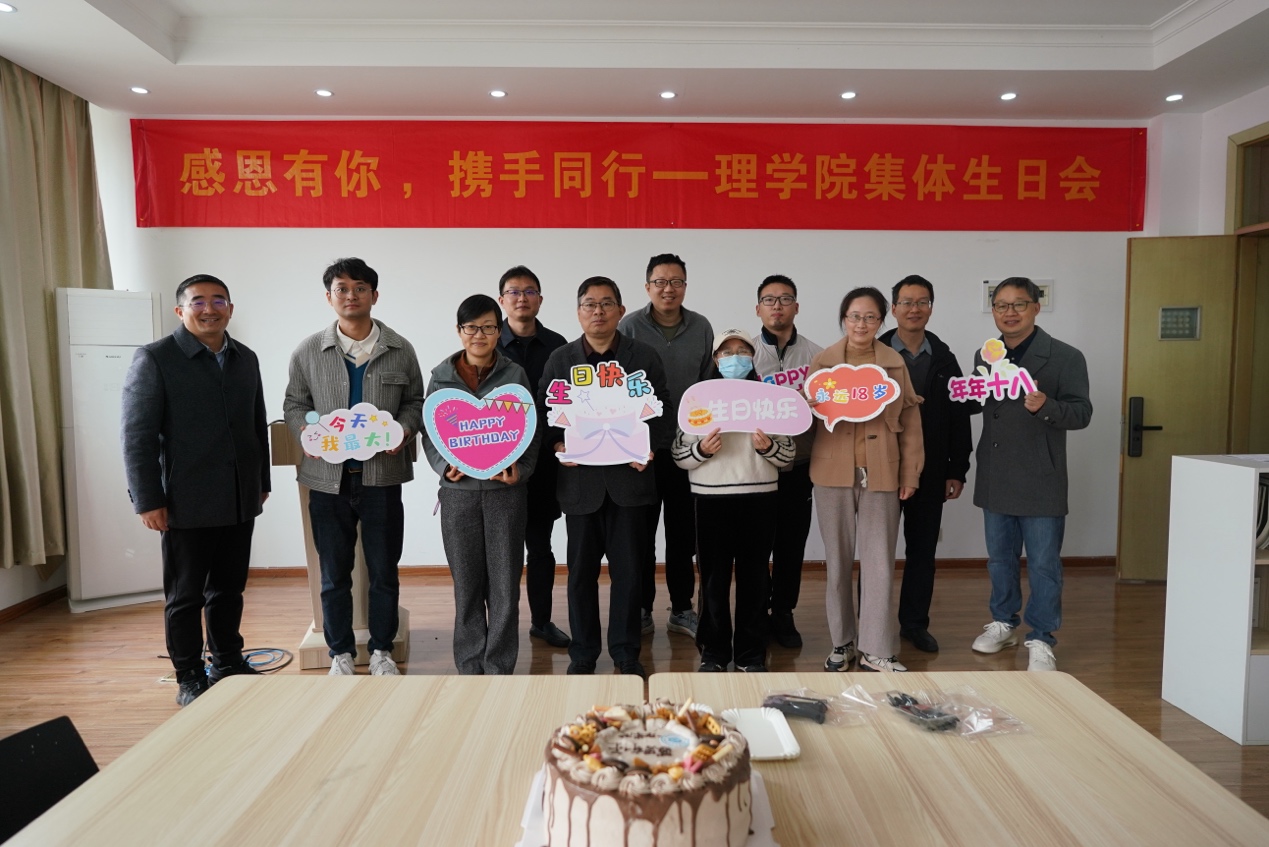 一群人站在桌子前合影 AI 生成的内容可能不正确。